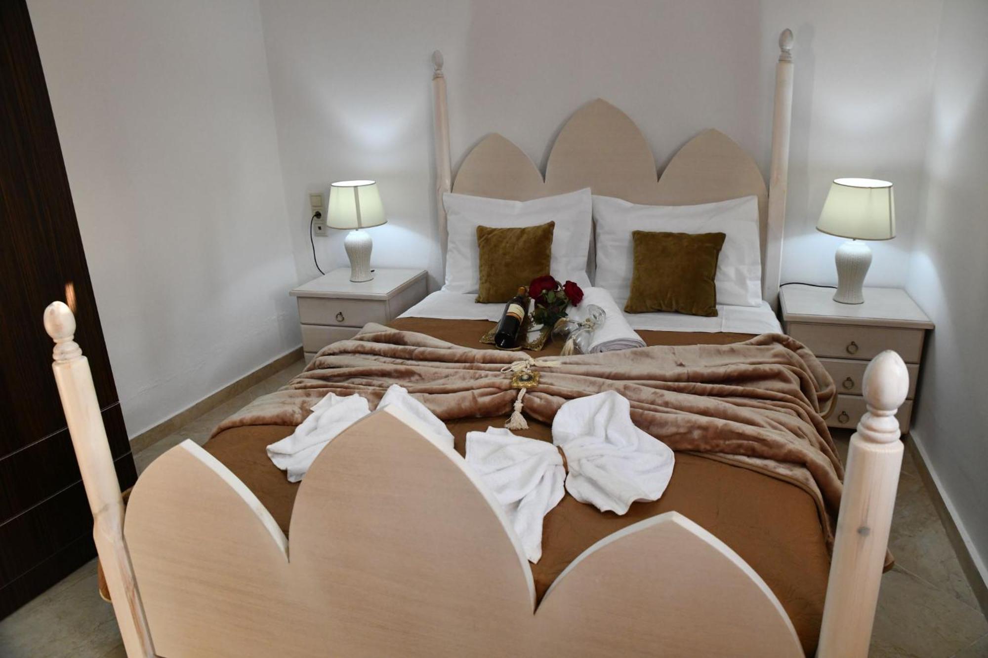 Kleopatra Deluxe Apartment With Jacuzzi Kamilari Exterior photo